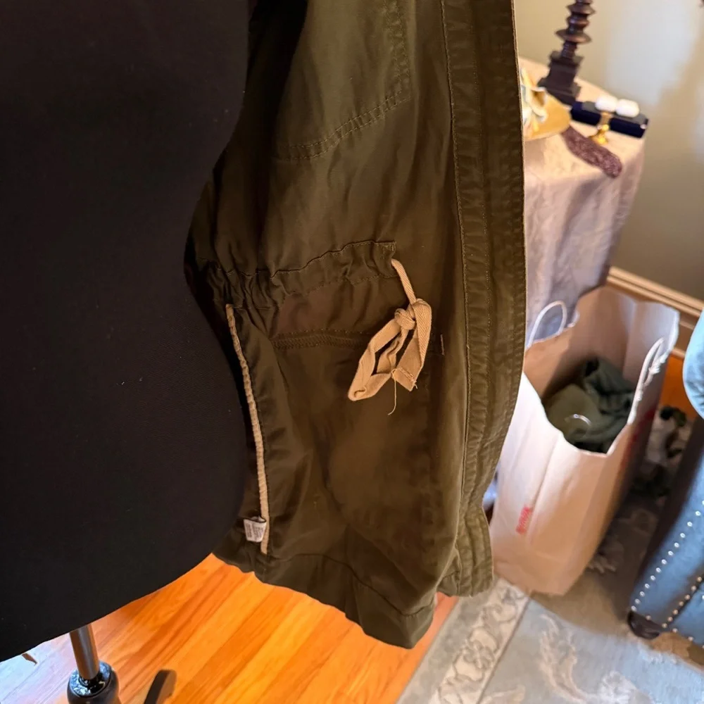 Cabi Military fatigue Anorak Style Zip up jacket. Green. Small.